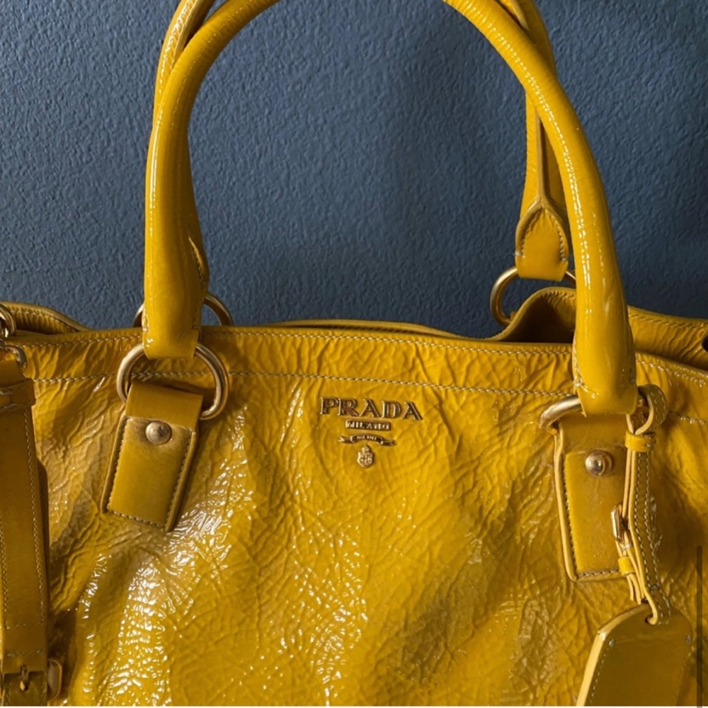 *SOLD* PRADA patent leather Naplak tote. - Picture 4 of 12